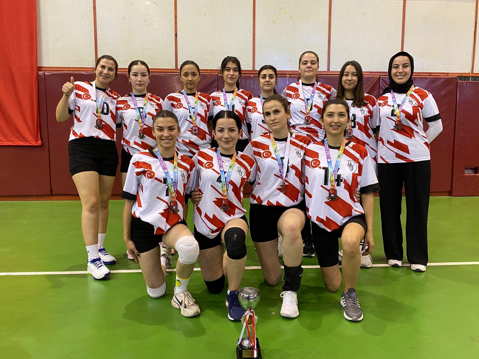 OKÜ Kadın Voleybol Takımı Ünilig’de 3. Oldu