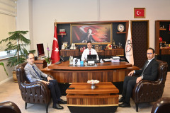 Yağlı Tohumlar Araştırma Enstitüsü Müdürü Dr. Engin Gönün ve İl Göç İdaresi Müdürü Mehmet Erbaş’tan Rektörümüze Hayırlı Olsun Ziyareti