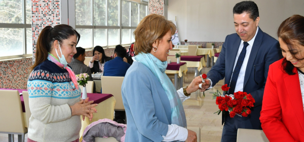 Rektörümüz, Kadın Daire Başkanları ve Rektörlükte Çalışan Kadın Personel İle Yemekte Bir Araya Geldi