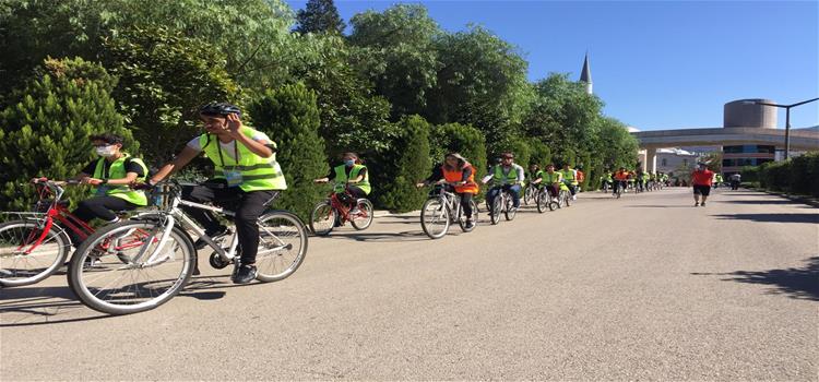 Üniversitemiz Öğrencileri Karacaoğlan Yerleşkesinde Sağlık İçin Pedal Çevirdi