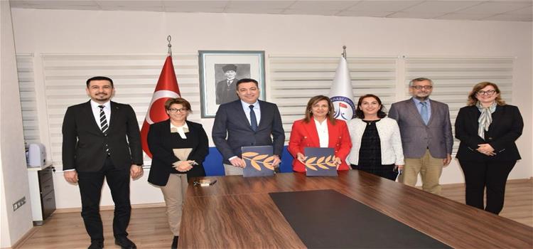 Üniversitemiz ile İzmir Demokrasi Üniversitesi Arasında İş Birliği Protokolü 