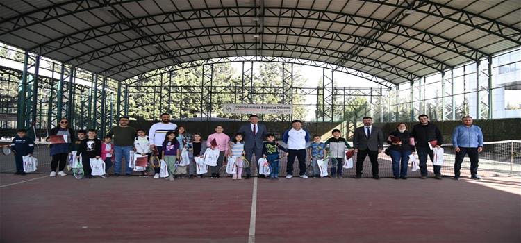 Tenis Kursunu Başarıyla Bitiren Kursiyerlere Sertifika Verildi