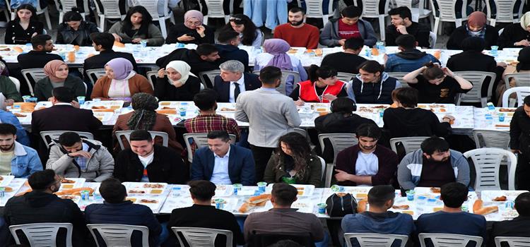 Genç Kızılay Kulübü ve Kızılay Osmaniye Şubesinden Öğrencilerimize İftar Yemeği