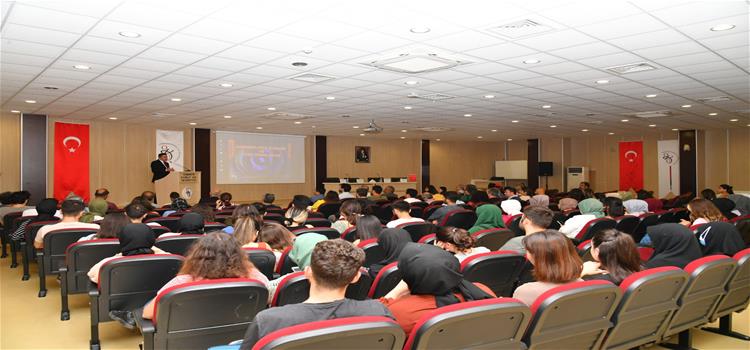 “Habercilikte İlkeler ve Yeni Yönelimler” Paneli Üniversitemizde Başladı