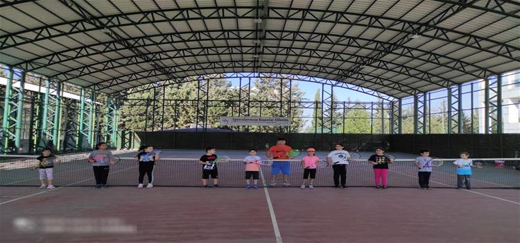 Üniversitemizde Tenis Kursu Başladı