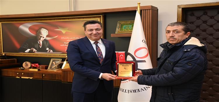 Rektörümüzden Emekliliğe Ayrılan Çalışanımıza Plaket Takdimi