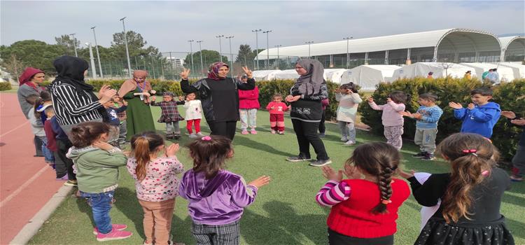 Üniversitemiz Çocuk Gelişimi Programı Öğrencileri Depremden Etkilenen Çocukların Yanında