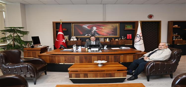 Rektörümüzden Emekliliğe Ayrılan Çalışanımıza Plaket Takdimi