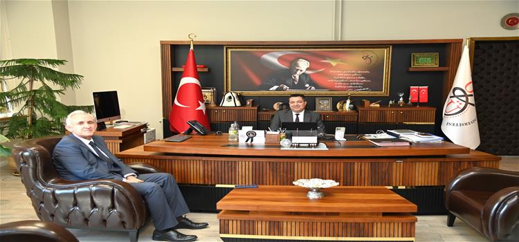 Prof. Dr. Tugay Ayaşan'a Üniversitemiz Rektörlüğünde Biniş Giyme Töreni Düzenlendi