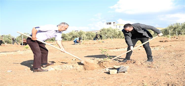 Üniversitemizde Depremde Hayatını Kaybeden Akademisyenlerimiz ve Öğrencilerimiz Anısına Fidan Dikme Etkinliği Düzenlendi