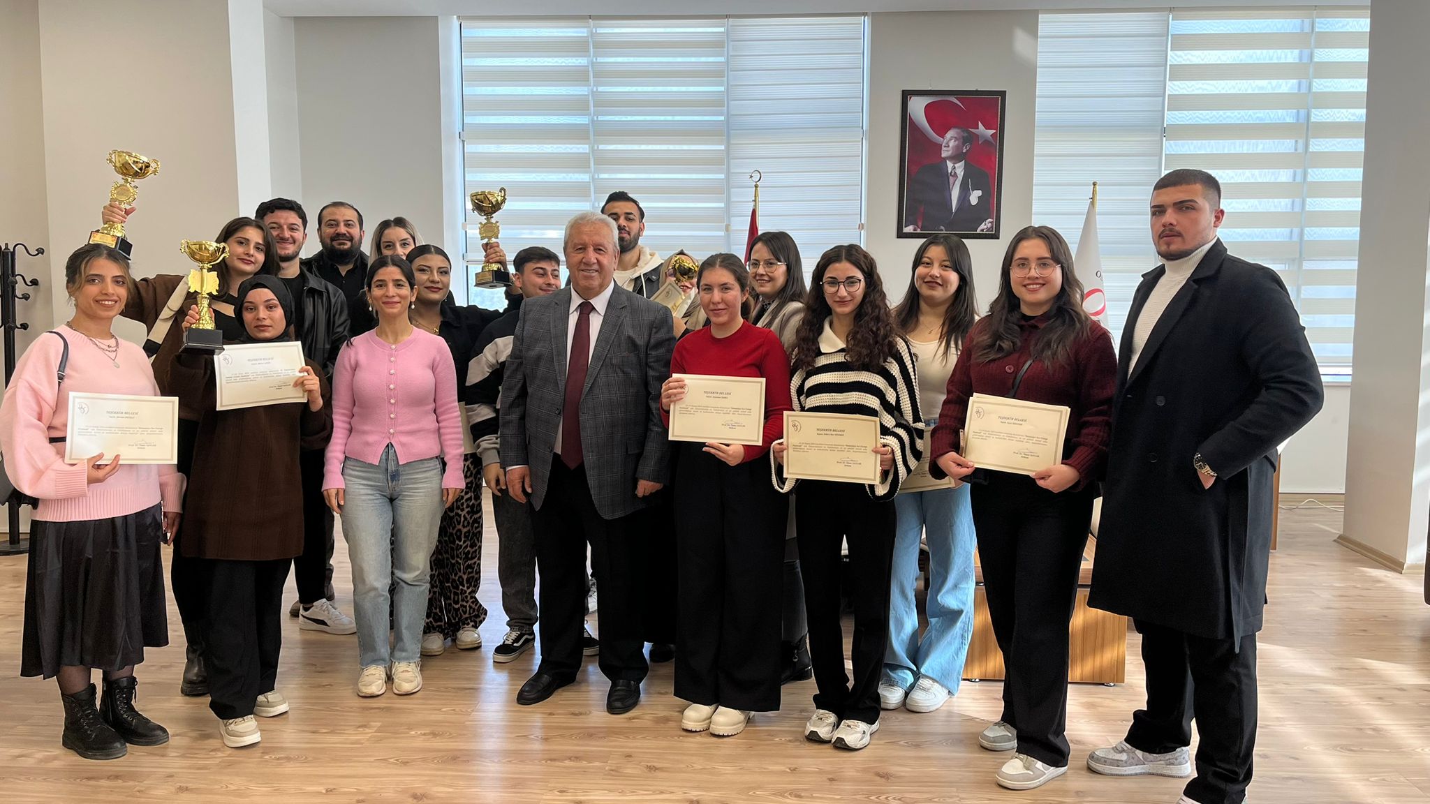 FAKÜLTEMİZ DEKANI PROF. DR. ÖMER SAYLAR’DAN GASTRONOMİ VE MUTFAK SANATLARI BÖLÜMÜ ÖĞRETİM ÜYELERİ VE ÖĞRENCİLERİNE TEŞEKKÜR BELGESİ TAKDİMİ 